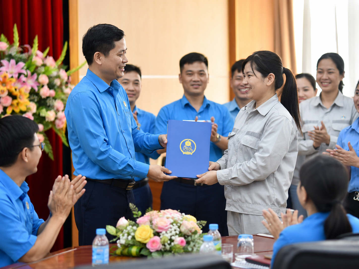 Đoàn viên ưu tú tham gia chương trình của tổ chức Công đoàn và nhận quyết định công nhận.